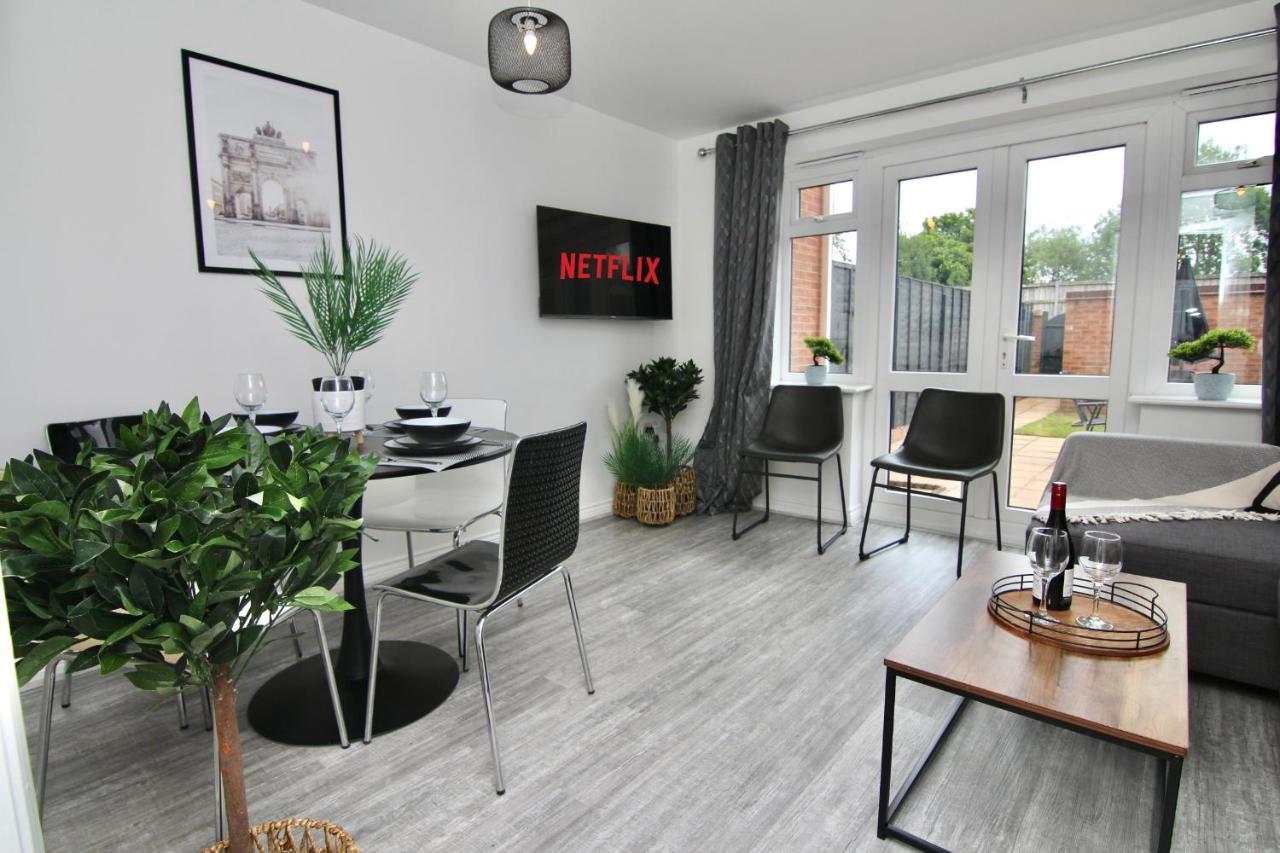 Dashing 2bed Haven - Near Centre, Free Parking Holiday home Coventry
