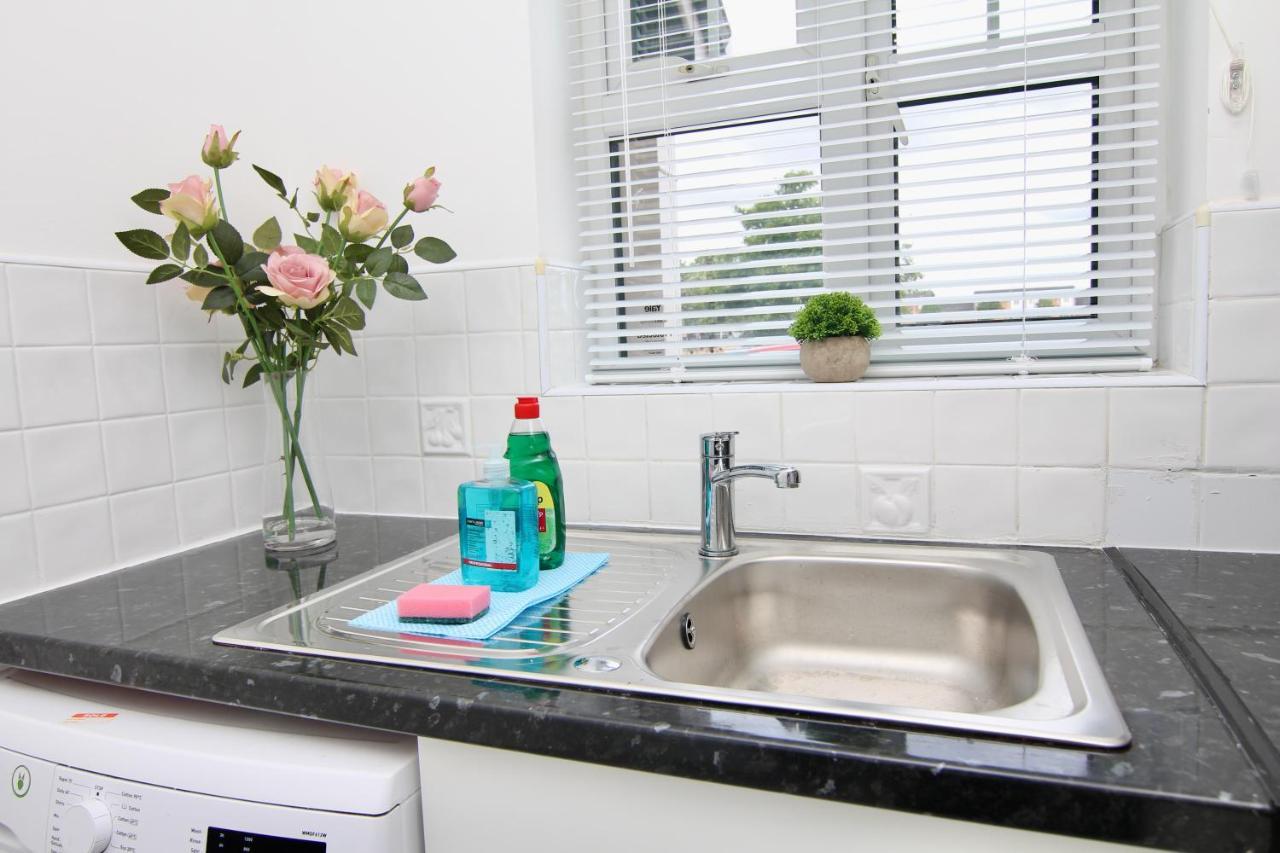 Dashing 2bed Haven - Near Centre, Free Parking Holiday home Coventry